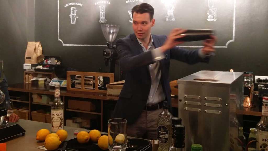 Alexander Pilz hinter der Bar