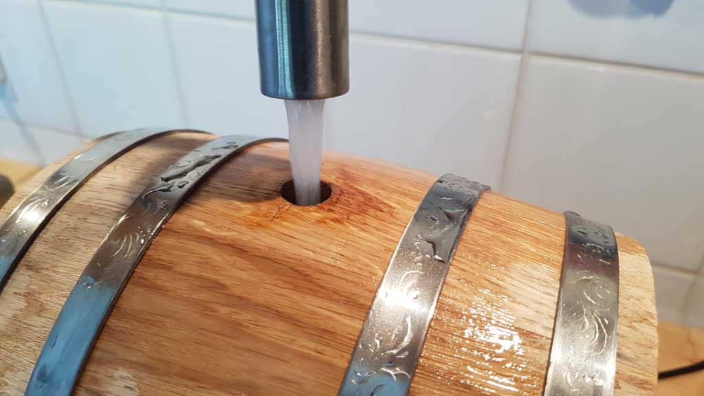 Cocktail-Fass wässern