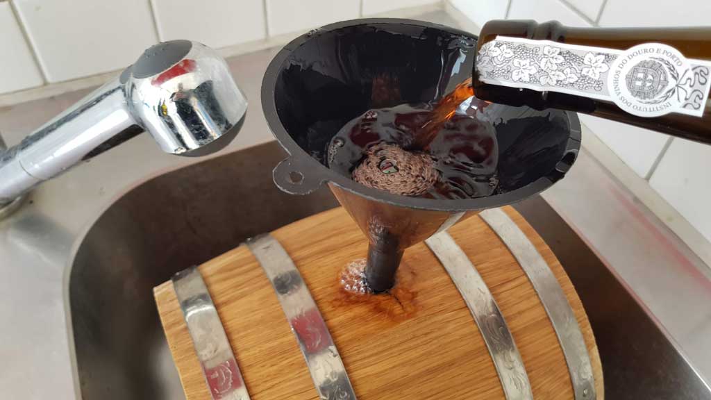 Cocktail-Fass mit Portwein impfen
