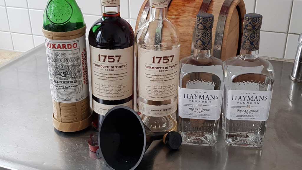 Cocktail ins Fass füllen