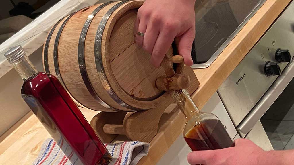 Cocktail aus dem Fass abfüllen